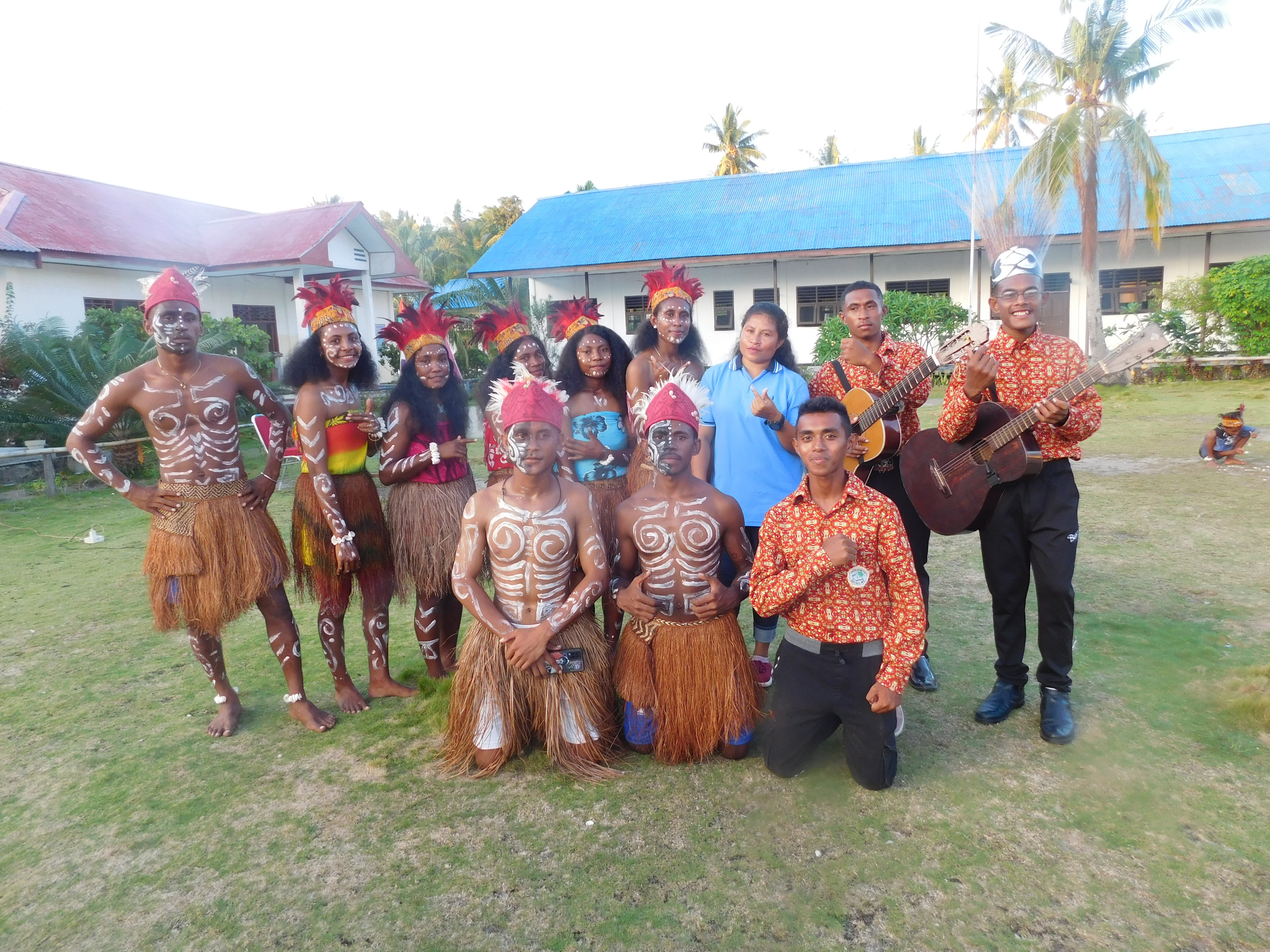 Yosim Pancar merupakan tarian muda mudi biasanya tarian ini di latih untuk menyambut para tamu atau ada kegiatan gereja. Jaman sekarang para pemuda lebih tertarik yang namanya tiktok ,wayase, dan tarian dari luar Papua. untuk tetap melestarikan budaya Papua, maka Osis SMA Negeri 9 Raja Ampat menyelenggarakan kegiatan lomba Yosim pancar dalam rangka memeriahkan HUT HARDIKNAS tahun 2022 di lingkungan sekolah saja, perlombaan perpusat pada para siswa siswa perwakilan dari masing- masing kelas.